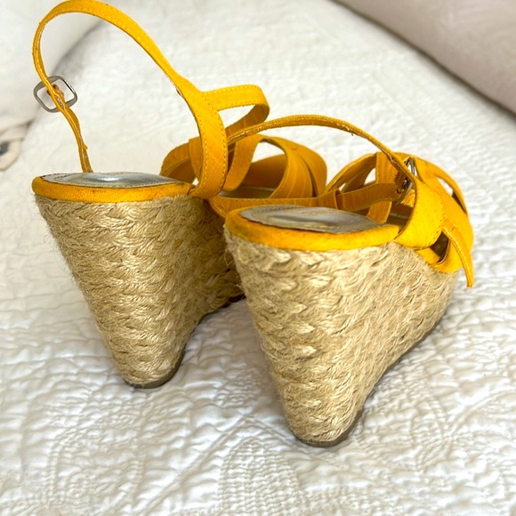 Yellow wedge sandals.  Size 7. - Picture 4 of 5